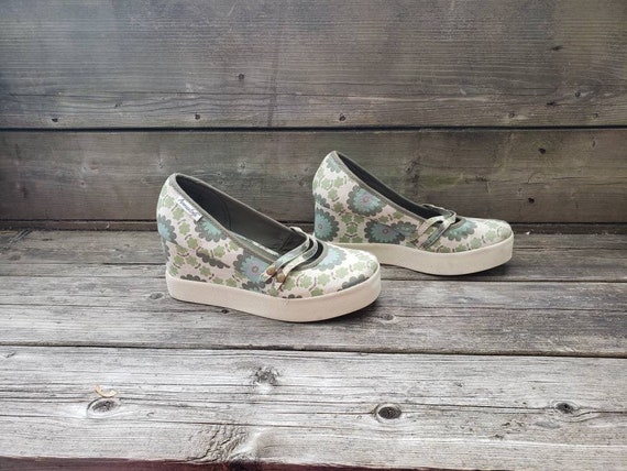Flower Power Hippie Platform Canvas Pumps