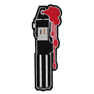 Puede incluir: Un sable de luz negro con una gota roja de sangre que gotea desde la parte superior. El sable de luz está bordado con líneas blancas y un mango gris.