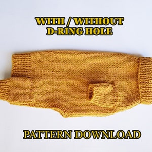 Könnte beinhalten: Ein senfgelber gestrickter Hundepullover mit der Option eines D-Ring-Lochs. Der Text "WITH / WITHOUT D-RING HOLE" und "PATTERN DOWNLOAD" ist in Gelb auf weißem Hintergrund gedruckt.