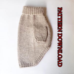 Peut inclure: Un pull pour chien beige tricoté avec un col roulé et une poche sur le côté. Le pull est fait d'un fil doux et texturé. Le texte "PATTERN DOWNLOAD" est imprimé verticalement en rouge.