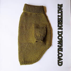 Può includere: Maglione per cani lavorato a maglia verde oliva con collo alto e una manica. Il maglione è realizzato con un filato strutturato e ha un polsino a coste. Il testo "PATTERN DOWNLOAD" è stampato verticalmente sul lato destro.