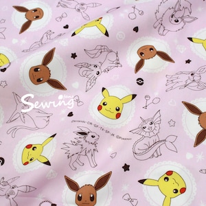 Pode incluir: Tecido rosa claro com um padrão repetido de personagens de desenhos animados, incluindo Pikachu e Eevee, com círculos brancos semelhantes a renda e pequenas estrelas pretas. A palavra "Sewing" está escrita em itálico. Informações de direitos autorais também são visíveis.