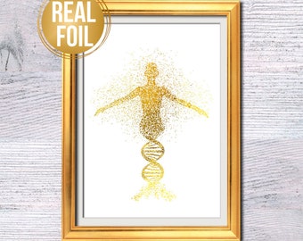 Puede incluir: Una impresión enmarcada en dorado con una silueta dorada brillante de una persona de pie sobre una cadena de ADN. La impresión tiene las palabras "REAL FOIL" en un círculo dorado en la parte superior.
