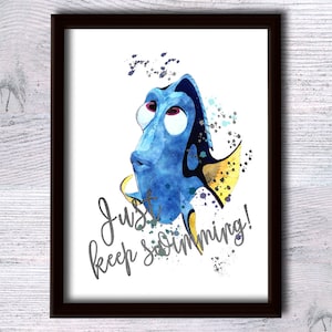 Può includere: Un dipinto ad acquerello di Dory, il pesce chirurgo blu del film Alla ricerca di Nemo. Lo sfondo è bianco con schizzi di vernice argentata e blu. Il testo "Just keep swimming!" è scritto in argento sotto Dory.