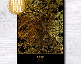 Può includere: Una stampa artistica rettangolare con una dettagliata mappa stradale di Parigi, Francia, in lamina d'oro su sfondo nero. Il testo in basso riporta PARIS, FRANCE, 48.867°N 2.333°W. Un badge circolare dorato in alto a sinistra reca la scritta REAL FOIL.