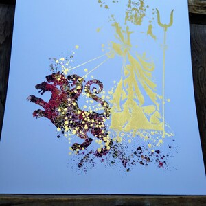 Puede incluir: Una impresi&oacute;n abstracta en oro y rojo de una criatura m&iacute;tica con un tridente y un hombre barbudo. La impresi&oacute;n tiene un efecto de pintura salpicada.