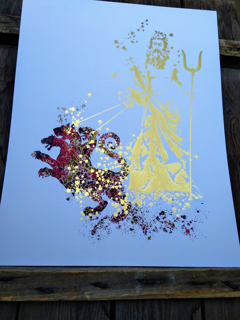 Puede incluir: Una impresi&oacute;n abstracta en oro y rojo de una criatura m&iacute;tica con un tridente y un hombre barbudo. La impresi&oacute;n tiene un efecto de pintura salpicada.