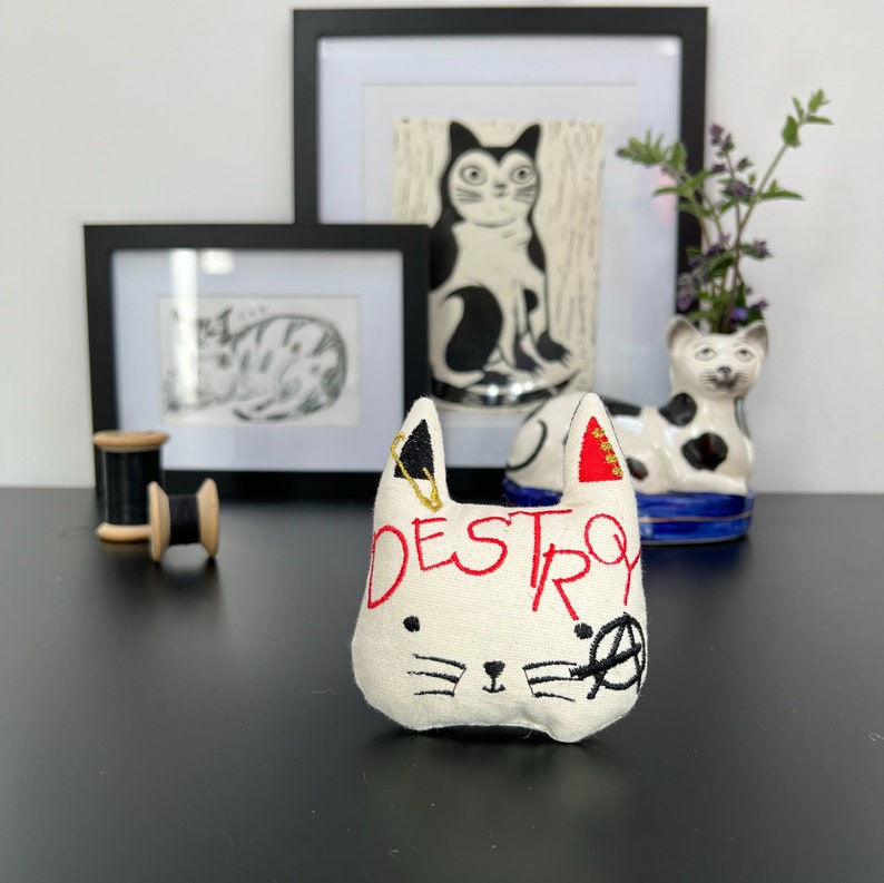 Filled with premium Canadian Catnip and a little wadding freak MEOWt’s Kitty Vicious is purrfect your rebel  cat!

Handmade from cotton and fully lined for added durability