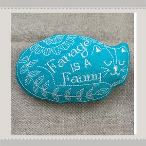 Juguete para gatos con hierba gatera: Farage es un... Hecho a mano en algodón. Suave, duradero e interactivo para gatitos felices. Regalos que enriquecen la vida de gatos y gatitos.