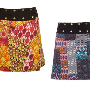 Könnte beinhalten: Zwei bunte Patchwork-Röcke mit schwarzen Stoffgürteln und goldenen Knopf-Akzenten. Der Rock links hat ein rot-orange-gelb-braunes Muster. Der Rock rechts hat ein blau-rosa-lila-weißes Muster.