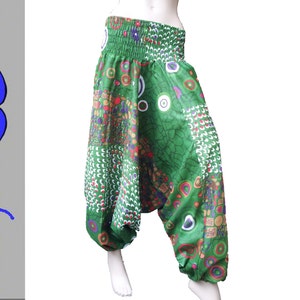 Könnte beinhalten: Grüne, mehrfarbige, bedruckte, lockere Hose mit elastischem Bund. Die Hose hat ein Patchwork-Design mit Kreisen und anderen geometrischen Formen.