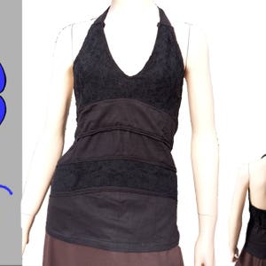 Könnte beinhalten: Ein schwarzes Halstuch mit einem mehrschichtigen Design und einem braunen Rock. Das Oberteil hat eine Spitzenüberlagerung und ist aus einem weichen, bequemen Stoff gefertigt.