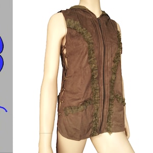 Könnte beinhalten: Eine braune ärmellose Weste mit Reißverschluss und Kapuze. Die Weste hat einen Spitzenbesatz und ein seitliches Bindedetail.