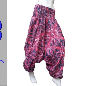 Könnte beinhalten: Rote Haremshose mit Paisley-Muster und elastischem Bund.
