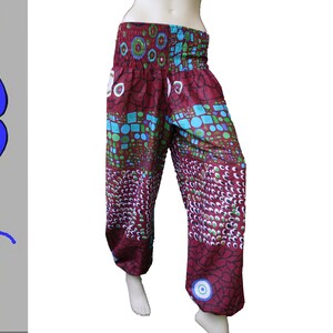 Könnte beinhalten: Rote, grüne und blaue gemusterte Hose mit elastischem Bund. Die Hose hat ein geometrisches Muster mit Kreisen, Quadraten und anderen Formen.