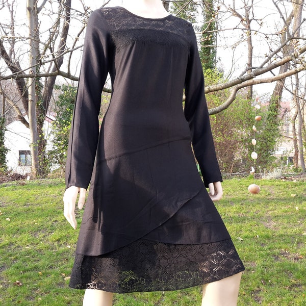 Kleid Lagenlook schwarz Spitze Ethno langarm langer Arm langärmelig bestickt kleines schwarzes knielang Gipsy fairy gothic