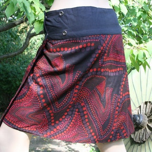 wrapskirt reversible skirt midi kneelength size S-XXL red black patterned printed ethnic bohemian metalbutton buttonskirt imagem 3