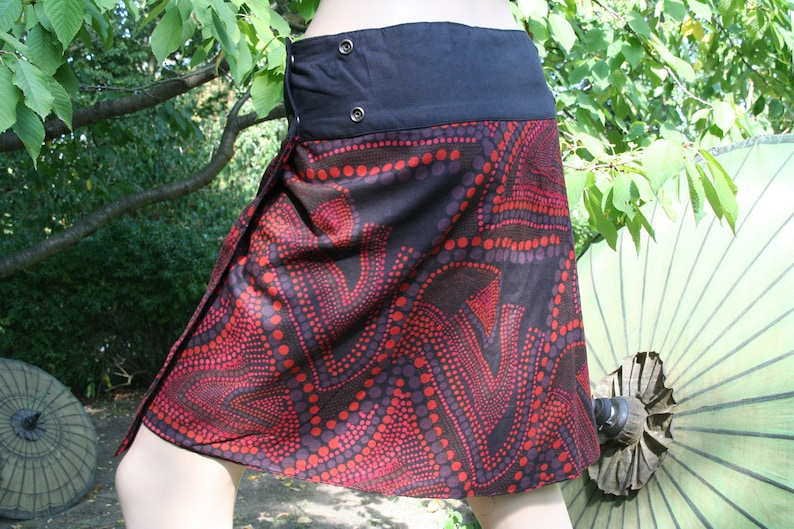 wrapskirt reversible skirt midi kneelength size S-XXL red black patterned printed ethnic bohemian metalbutton buttonskirt imagem 3