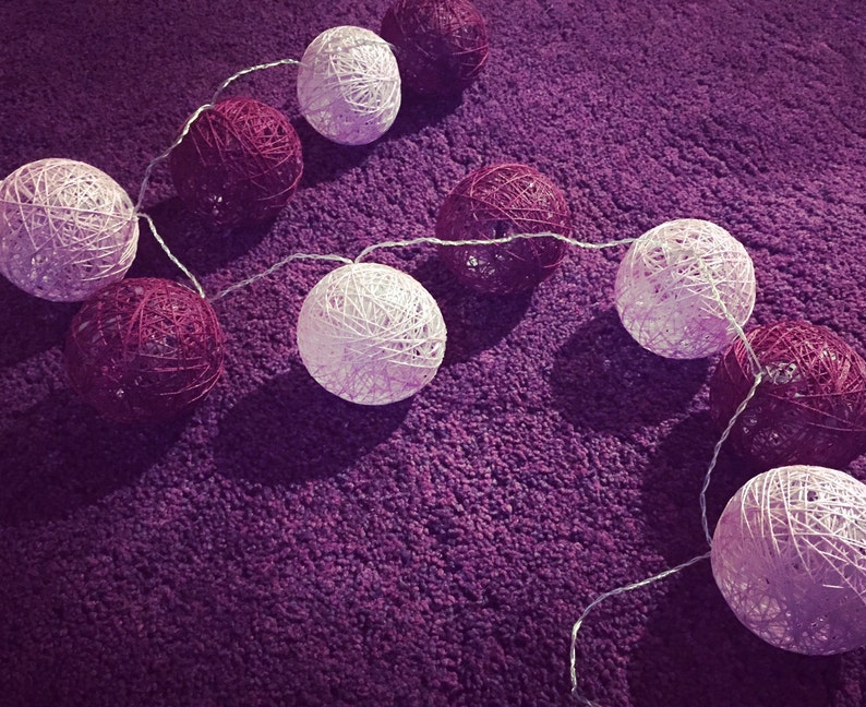 LED 20/10 MIX Palline di cotone fatte a mano, Stringa di batuffoli di cotone, Stanza dei bambini, Decorazioni per matrimoni, Decorazioni per feste/fata, Palline di cotone viola chiaro-scuro immagine 3