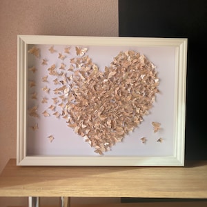 Arte cuore farfalle beige/bianche/ ARTE da parete/ Arte di carta 3D/ Arredamento fatto a mano/ Decorazione domestica/ Cuore di farfalle/ Cuore di farfalle d'oro