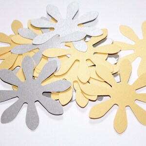 マットゴールドフラワーダイカット、紙の花、紙の紙吹雪、スクラップブッキング用の花