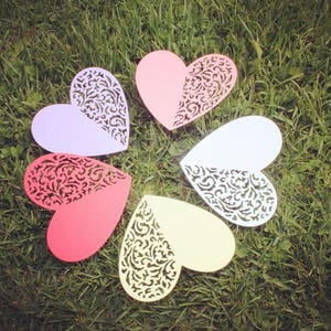 30 pezzi Fustellati Cuori Bianchi, CUORI di Carta Bianca, Coriandoli di Carta, CUORI per scrapbooking, Decorazioni per Feste, Decorazioni per Tavoli da Matrimonio