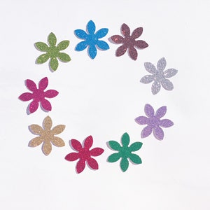 50 個のグリッター フラワー ダイカット、グリッター ペーパー フラワー、紙の紙吹雪、スクラップブッキング用の花、パーティーの装飾、ベビー シャワーの紙吹雪。
