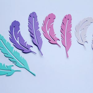 Papierfedern 20 Stück, Federstanzen, Federkonfetti, bunte Federn, Verzierungen, Scrapbooking, handgemachte Federn
