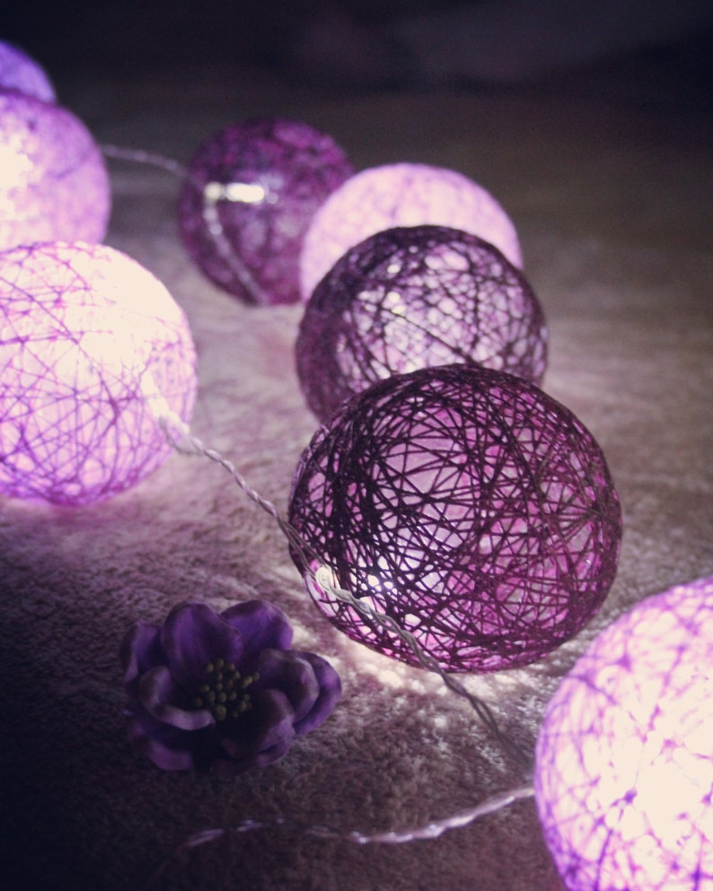 LED 20/10 MIX Palline di cotone fatte a mano, Stringa di batuffoli di cotone, Stanza dei bambini, Decorazioni per matrimoni, Decorazioni per feste/fata, Palline di cotone viola chiaro-scuro immagine 1