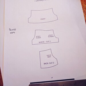Puede incluir: Un patr&oacute;n de costura en blanco y negro para una blusa con escote fruncido para mu&ntilde;ecas Blythe, Azone y Licca. El patr&oacute;n incluye instrucciones para unir las mangas y las piezas de la espalda. El patr&oacute;n est&aacute; impreso al 100%.