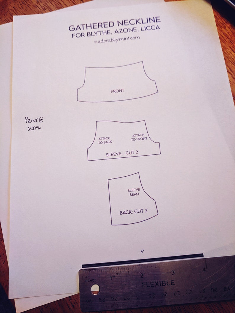 Puede incluir: Un patr&oacute;n de costura en blanco y negro para una blusa con escote fruncido para mu&ntilde;ecas Blythe, Azone y Licca. El patr&oacute;n incluye instrucciones para unir las mangas y las piezas de la espalda. El patr&oacute;n est&aacute; impreso al 100%.