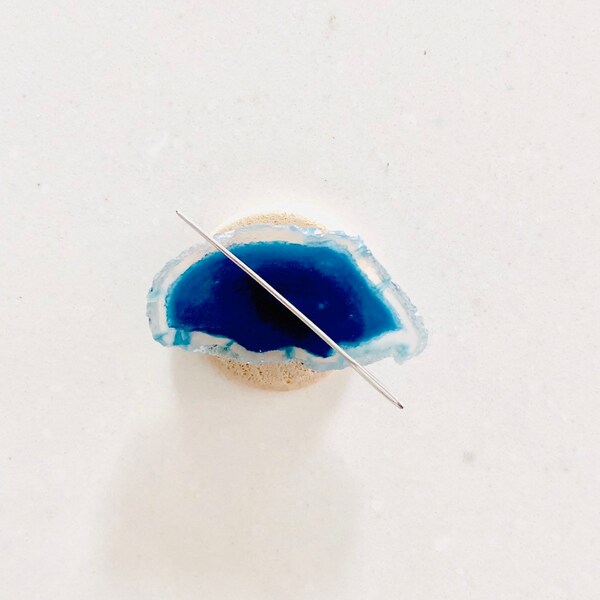 Agate Slice Needle Minder - Blue