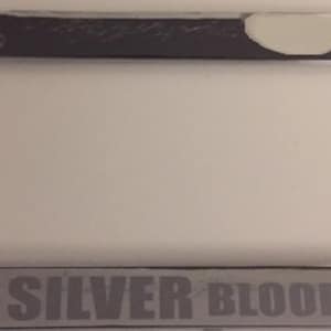 Puede incluir: Un marco de matrícula cromado con el texto "SILVER BLOODED" impreso en gris en la parte inferior.