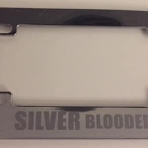 Puede incluir: Marco de matrícula cromado con el texto "SILVER BLOODED" grabado en la parte inferior.