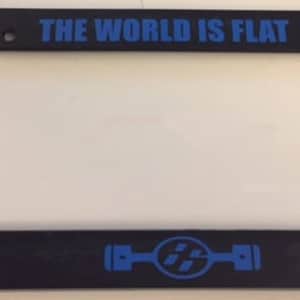Könnte beinhalten: Schwarzer Nummernschildrahmen mit blauem Text "THE WORLD IS FLAT". Am unteren Rand des Rahmens befindet sich ein blaues, stilisiertes Logo eines Automotors.