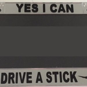 Sí puedo manejar un palo (imagen de la escoba de bruja) - edición limitada Chrome gemas License Plate Frame -