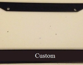 Marco para matrícula automotriz con diseño personalizado y placa negra