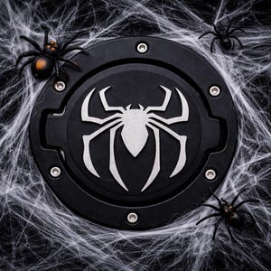 Spider Creepy Crawler in 3D - Nero con bandiera grigia per Jeep Wrangler JK/JKU - Copri tappo serbatoio - Supereroe
