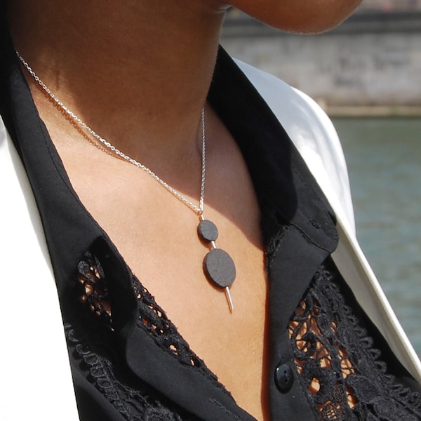Collar en plata 925 y colgante minimalista contemporáneo de cerámica arenisca negra mate