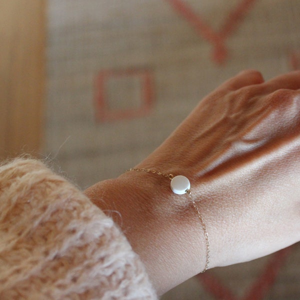 Bracelet ajustable en porcelaine rond blanc et plaqué or, bijoux épuré contemporain pour femme
