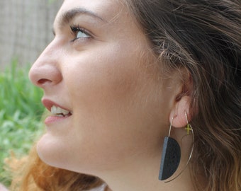 Boucles d'oreilles en plaqué or et céramique grès noir mat, pièces uniques contemporaines design