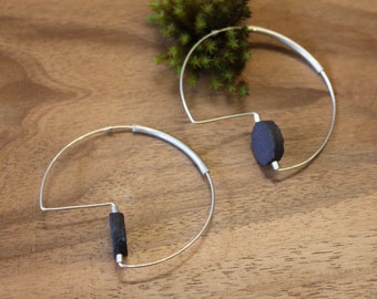 Créole contemporaine I Boucles d'oreilles en argent 925 et céramique en grès noir brut, géométrique minimaliste contemporain design