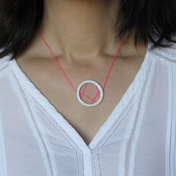 Collier en argent 925 et céramique porcelaine émail blanc fil rose fluo, pendentif minimaliste contemporain