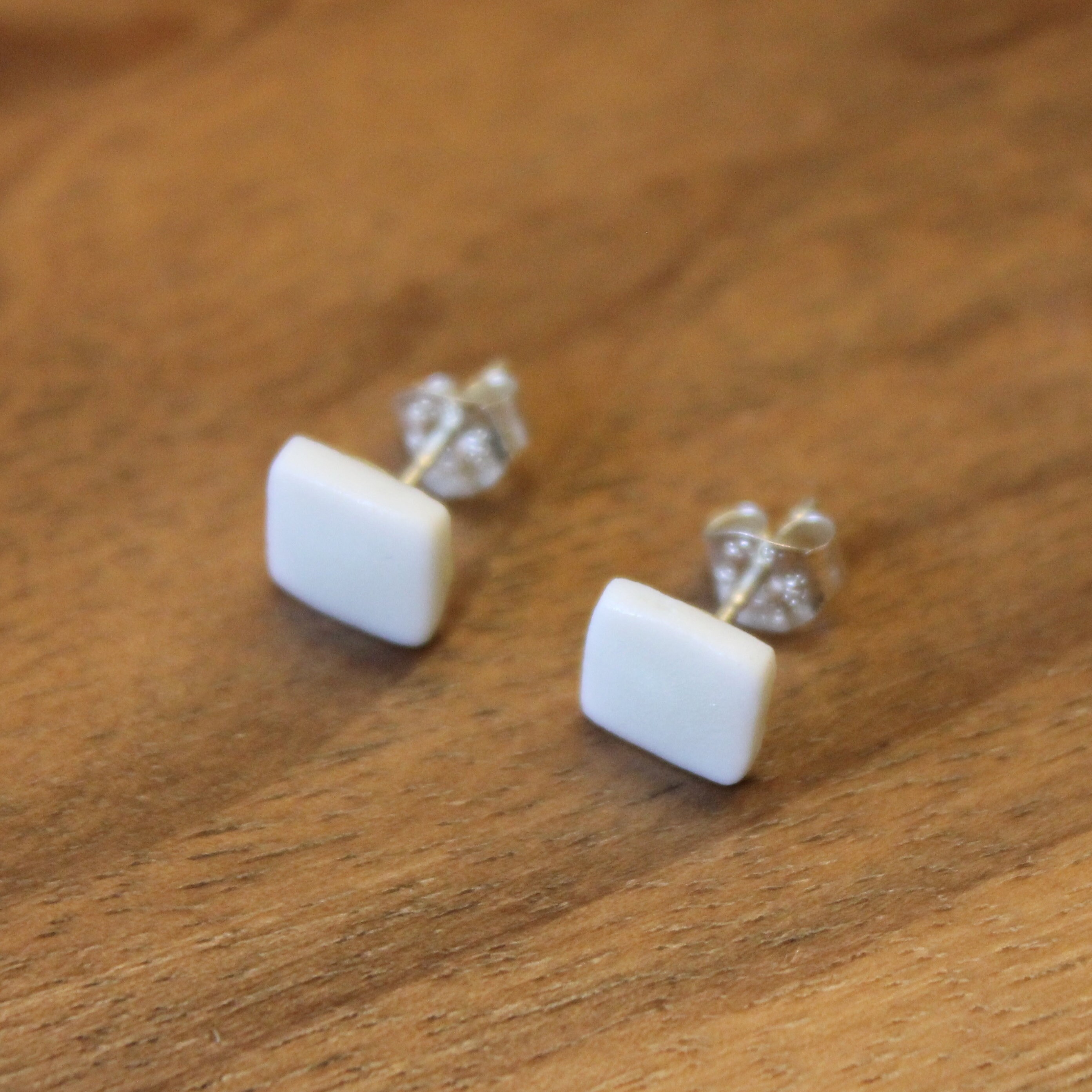 Boucles D'oreilles Puces Boules En Céramique Blanche 4mm - Marque Petugons - Neuf Avec étiquettes