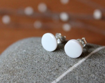 Boucles d'oreilles minimalistes en argent 925 et céramique I porcelaine émaillée en blanc I clous puces ronds