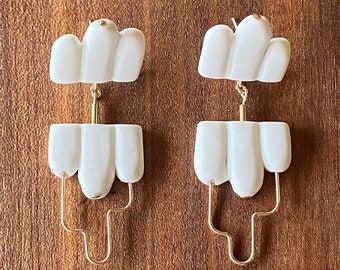 Boucles d'oreilles blanches en porcelaine et plaqué or I bijoux en céramique I pendants nuage I bijoux contemporains