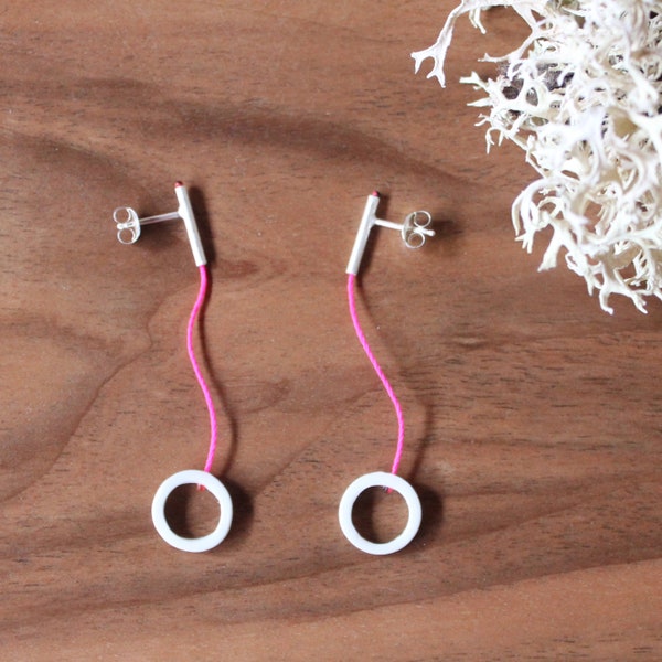 Boucles d'oreilles en porcelaine blanche, argent 925 et fil rose fluo I pendants en céramique minimalistes contemporains