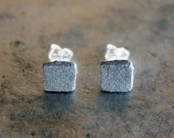 Boucles d'oreilles en céramique grès noir mat carrées clous puces en argent 925