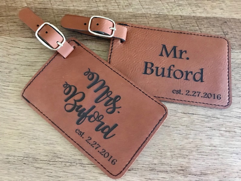 Personnalisé Gravé en bois Luggage Tag Bracelet en Cuir Cadeau aventure nous attend