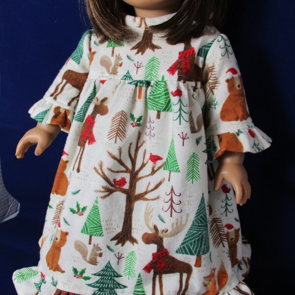 Chemise de nuit de Noël avec des animaux des bois, tous décorés pour la saison. Vêtements pour poupées de 18 po, dont American Girl, Maplelea et My Life Doll